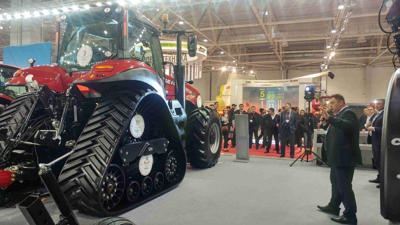 На выставке «ЮгАгро 2017» состоялась премьера колесно-гусеничного трактора Case IH Magnum Rowtrac 340   