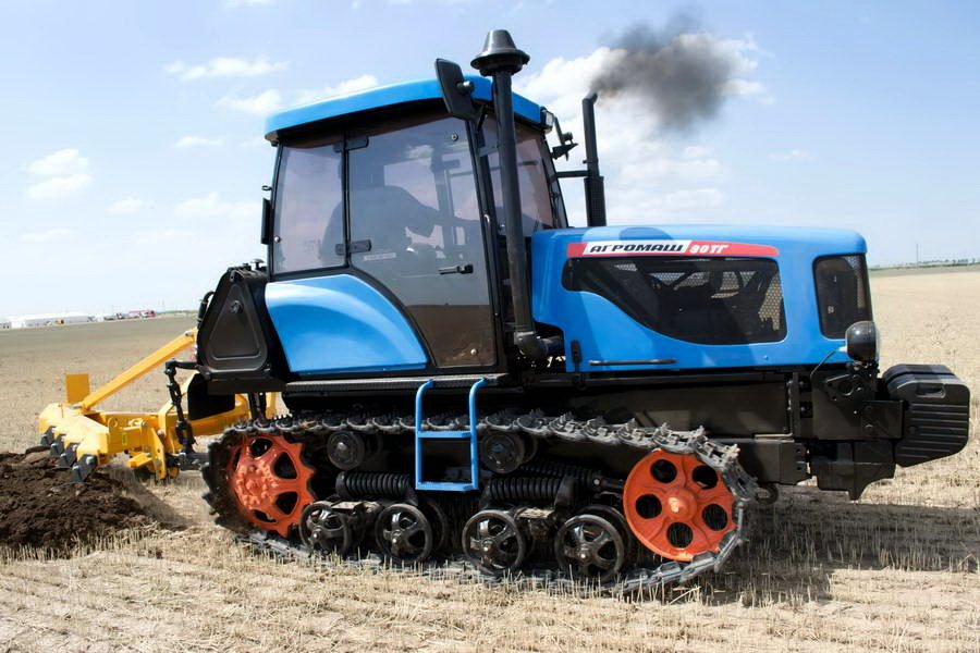 Трактор "Агромаш 90ТГ" выходит на весенние поля России
