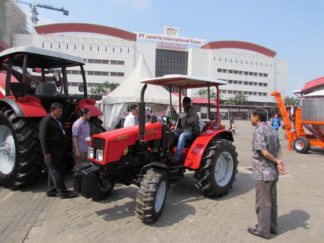 ОАО «БЗТДиА» представило свой трактор в Индонезии