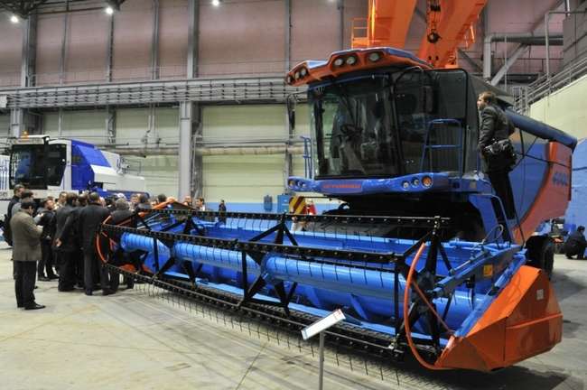 В Концерне «Тракторные заводы» сошел с конвейера первый собранный в Чувашии зерноуборочный комбайн
