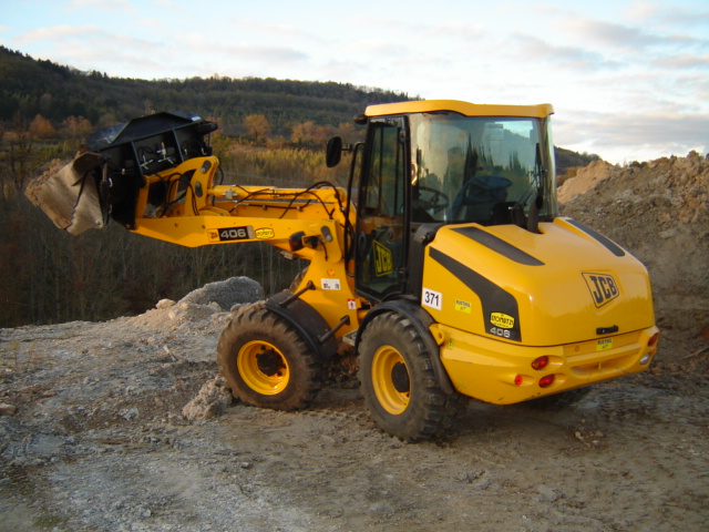 2005 - The 406 compact loader wih new parallel lift geometry was introduced