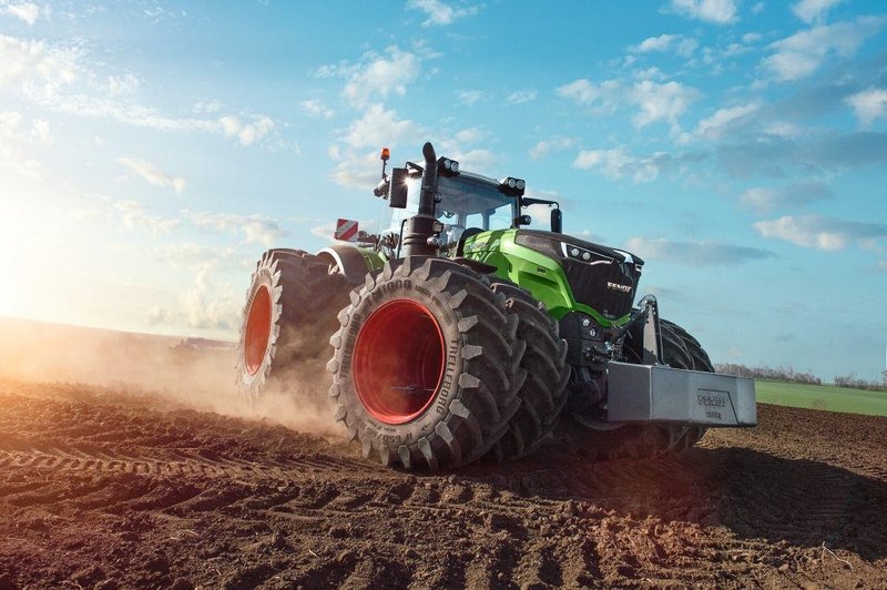 В России стартовали продажи многоцелевого трактора Fendt 1000 Vario