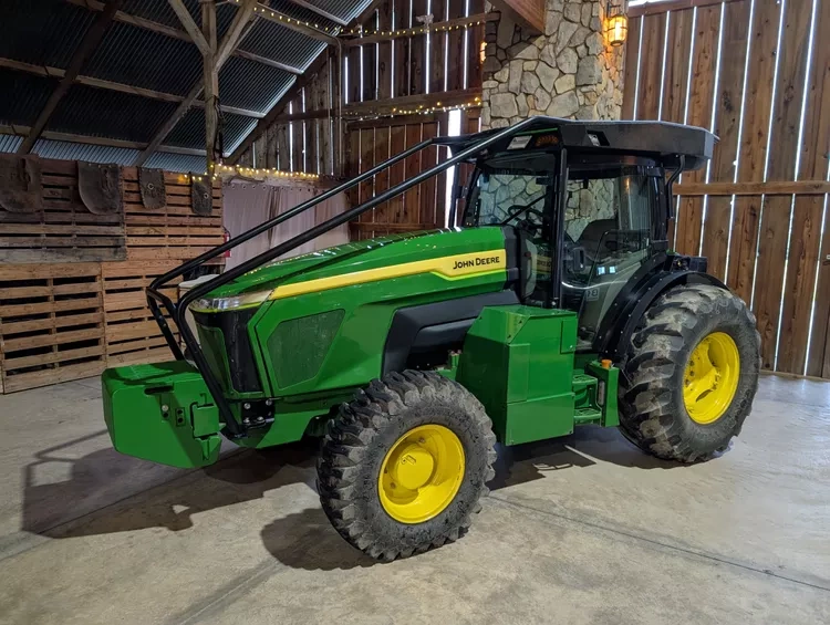 John Deere представил первую линейку тракторов с электроприводом