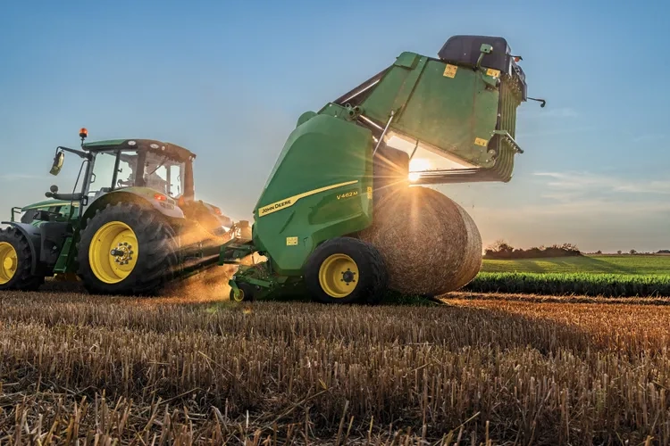 John Deere представил новый рулонный пресс-подборщик