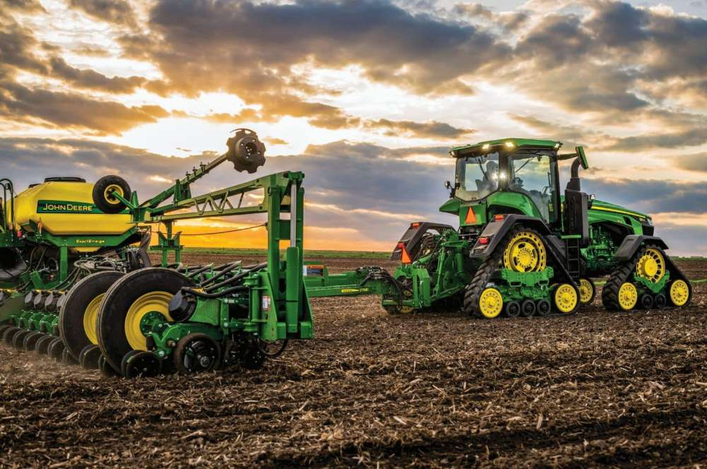 Чистая прибыль Deere & Co. снизилась в два раза