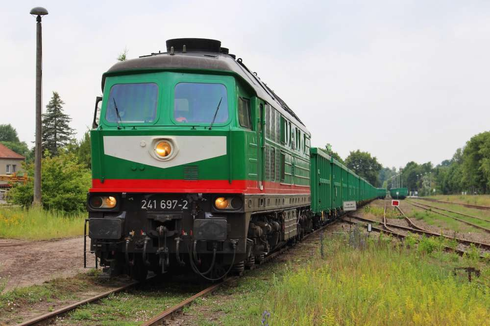 Россия начала ввозить яблоки и томаты из Азербайджана по железной дороге