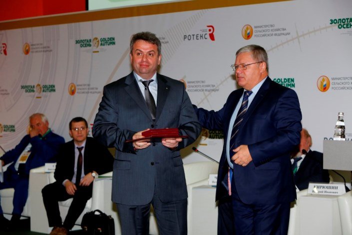 Гендиректор Торгового дома «Уралхим» Дмитрий Пекер получил высшую ведомственную награду Минсельхоза РФ