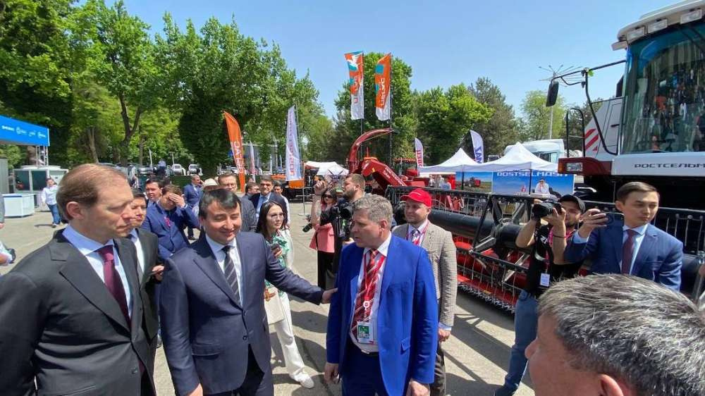 Денис Мантуров посетил стенд Ростсельмаш на выставке «Иннопром. Центральная Азия»