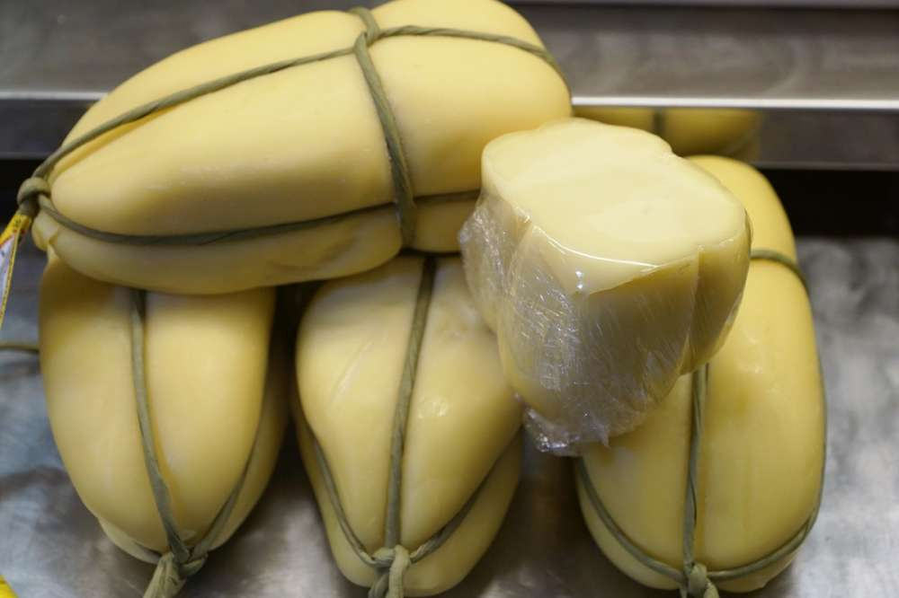 Ученые разработали биоразлагаемую упаковку для сыра на основе рыбьего желатина и кресс-салата